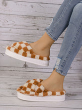 Load image into Gallery viewer, Checkerboard furry slippers
