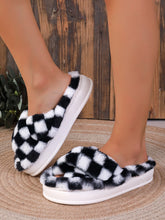 Load image into Gallery viewer, Checkerboard furry slippers
