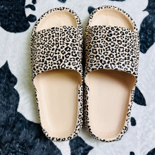 Load image into Gallery viewer, Adult and Kid Leopard Thick Sole Slippers
