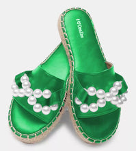 Load image into Gallery viewer, Small Pearl Chain Bow Slippers
