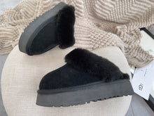 Load image into Gallery viewer, Unisex Winter Furry Shearling Slippers
